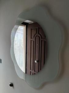 uno specchio che riflette una porta in una stanza di Villa Enrico a Monticchio