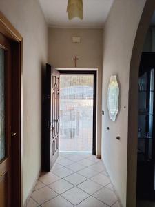 un corridoio con una porta che conduce a una chiesa di Villa Enrico a Monticchio