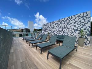 a row of chairs on the roof of a building at FM20 CABO BRANCO Stilo - By Almare Flats in João Pessoa