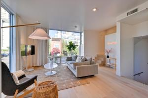 een woonkamer met een bank en een stoel bij Bright San Diego Vacation Rental in Little Italy in San Diego