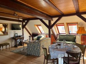 a living room with a table and chairs at Stara Kamienica in Szczytno