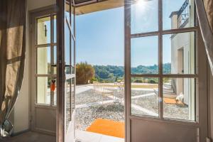 una puerta abierta con vistas a un patio en La Magnanella - Luxury B&B, en Fornovo di Taro