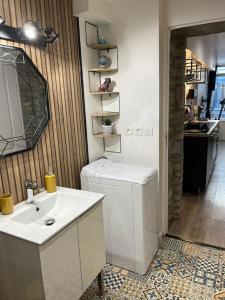 baño con lavabo y nevera blanca en - NEW - Le CherBlue - WiFi / Netflix, en Cherbourg-en-Cotentin