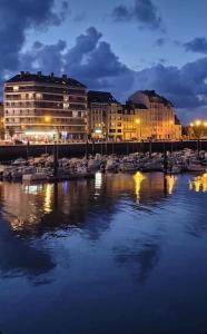 un puerto con barcos en el agua por la noche en - NEW - Le CherBlue - WiFi / Netflix, en Cherbourg-en-Cotentin