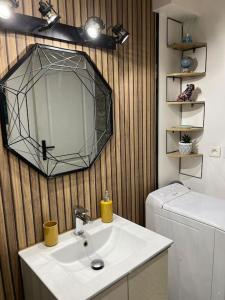 un baño con lavabo y espejo en - NEW - Le CherBlue - WiFi / Netflix, en Cherbourg-en-Cotentin 17 fotos más