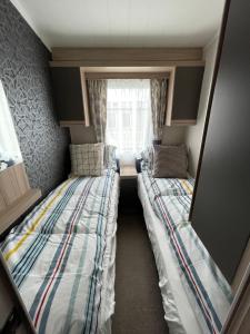 Postel nebo postele na pokoji v ubytování Seton Sands Haven Holiday Park - Prestige Caravan