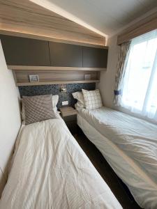 Postel nebo postele na pokoji v ubytování Seton Sands Haven Holiday Park - Prestige Caravan