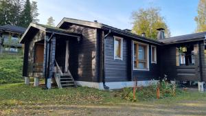 una pequeña casa de madera con una escalera que conduce a ella en Lomariihi 11, en Muurame