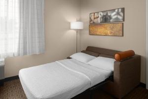 - une chambre avec un lit et une lampe dans l'établissement TownePlace Suites by Marriott Toronto Oakville, à Oakville