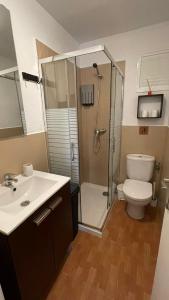 タコロンテにあるPURA VIDAのバスルーム(シャワー、トイレ、シンク付)