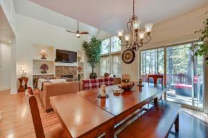 ein Esszimmer und ein Wohnzimmer mit einem Tisch in der Unterkunft Flagstaff Hideaway Private Hot Tub, 4 Mi to Dtwn! in Flagstaff