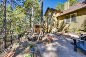 ein Haus mit einer Bank und einem Zaun in der Unterkunft Flagstaff Hideaway Private Hot Tub, 4 Mi to Dtwn! in Flagstaff