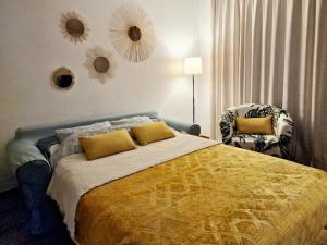 A bed or beds in a room at Strelitzia Apartment - ocean view & heated pool