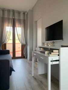 uma sala de estar com uma secretária e uma televisão em Sesto Piano Apartment em Incisa in Valdarno