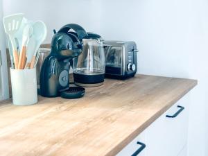 a counter top with a blender and a toaster at Le constantinou in Saint-Michel-lʼObservatoire