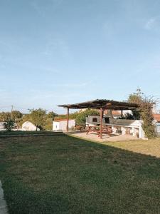 einen Picknickplatz mit einem Picknicktisch in einem Park in der Unterkunft Monte das Flores 