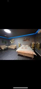 een slaapkamer met een groot bed en een blauwe muur bij Jentelmen rooms in Haifa
