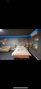 um quarto com uma cama grande num quarto em Jentelmen rooms em Haifa