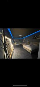 Jentelmen rooms في حيفا: غرفة معيشة مع أريكة وأضواء زرقاء