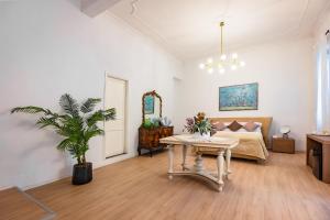una sala de estar con un sofá y una mesa en Kepos Rooms and Suites, en Palermo