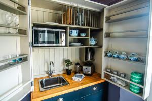 cocina con fregadero y microondas en The Marmot en Harrogate