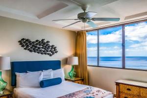 1 dormitorio con 1 cama y ventana grande con vistas al océano en Hawaiian Princess Makaha, en Waianae