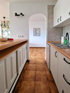 A kitchen or kitchenette at Strelitzia Apartment - ocean view & heated pool