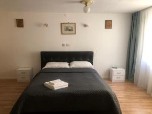 - une chambre avec un lit et 2 serviettes dans l'établissement Bradul, à Sângeorz-Băi