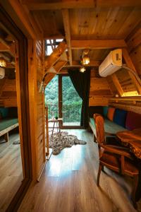 Habitación en una cabaña de madera con cama y mesa en bungalove tatil köyü, en Çamlıhemşin