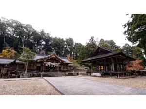 un grand bâtiment en bois avec des arbres en arrière-plan dans l'établissement Yuuai Kumanokan - Vacation STAY 27602v, à Matsue