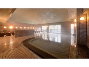 una grande camera con piscina in un edificio di Yuuai Kumanokan - Vacation STAY 27571v a Matsue