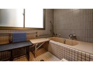 松江市にあるYuuai Kumanokan - Vacation STAY 27571vのバスルーム(ベンチ、バスタブ付) +30枚の写真