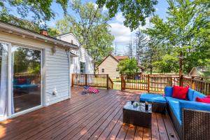 una terraza de madera con un sofá azul. en The Cherry House - JZ Vacation Rentals, en Warrenton