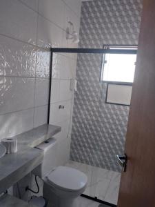 Ванна кімната в Hotel-Pousada Quartzo Rosa
