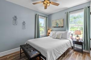 1 dormitorio con 1 cama blanca y 2 ventanas en The Cherry House - JZ Vacation Rentals, en Warrenton
