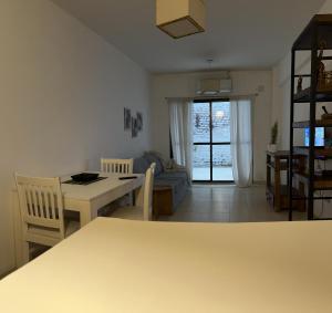eine Küche und ein Esszimmer mit Tisch und Stühlen in der Unterkunft Baires Garden in Buenos Aires