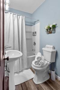 y baño con aseo blanco y lavamanos. en The Cherry House - JZ Vacation Rentals, en Warrenton