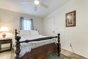 1 dormitorio con cama, mesa y espejo en Weeki Wachee Vacation Rental about 13 Mi to the Ocean!, en Spring Hill