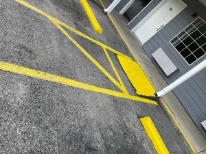 um parque de estacionamento vazio com linhas amarelas na rua em SUNSET INN em Branson