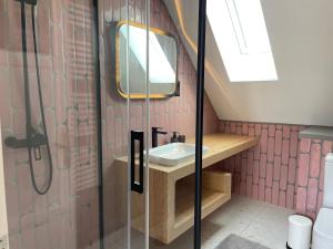 a bathroom with a sink and a shower at FRIDA Apartman, Exkluzív várpanorámával, a belváros szívében in Veszprém