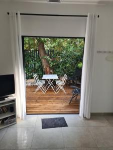 Μια τηλεόραση ή/και κέντρο ψυχαγωγίας στο Les chênes verts +3 φωτογραφίες