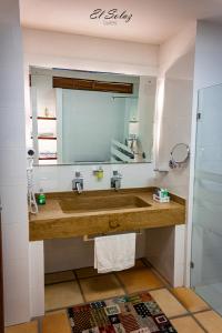 a bathroom with a sink and a mirror at Hospedaje campestre - El Solaz Suites in Villa de Leyva
