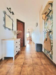 A television and/or entertainment centre at Strelitzia Apartment - ocean view & heated pool