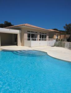 uma piscina em frente a uma casa em Lagrange Vacances Les Bastides des Chaumettes em Montauroux
