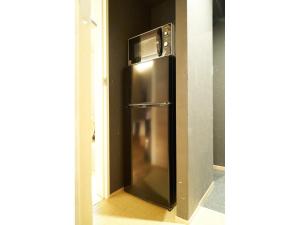 - un réfrigérateur en acier inoxydable avec un four micro-ondes dans l'établissement SHIKI Seasonal Colors Kanazawa - Vacation STAY 46392v, à Kanazawa