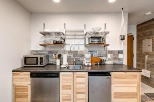 cocina con fregadero y microondas en Prospector Studio Getaway, en Park City