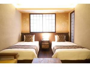 Pokój z 2 łóżkami i oknem w obiekcie SHIKI Seasonal Colors Kanazawa - Vacation STAY 46392v w mieście Kanazawa