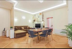 een woonkamer met een tafel en stoelen en een bank bij Royal - Luxury & Elegance in Monaco in Beausoleil