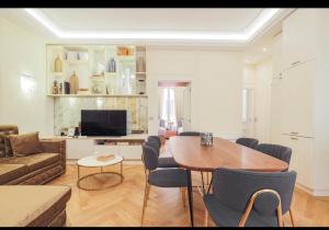 een woonkamer met een tafel en een bank bij Royal - Luxury & Elegance in Monaco in Beausoleil