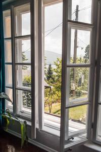 ein offenes Fenster mit Blick auf einen Hof in der Unterkunft Villa Mavro Mavrovo in Mavrovo-Nationalpark